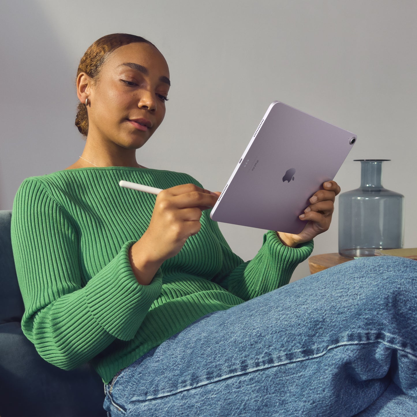 Apple 13-in iPad Air (M2) Wi-Fi + Cellular 256GB - Purple - MV6Y3LL/A (May 2024)