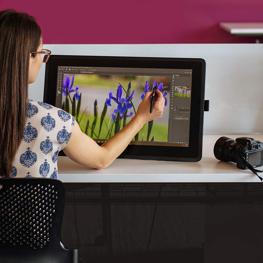 Wacom Cintiq 22 Drawing Tablet with HD Screen, Graphic Monitor, 8192  Pressure-Levels - Medium